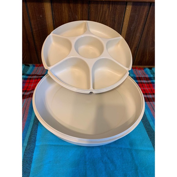 Tupperware divided vegetable chip and dip tray with lid - Picture 1 of 14